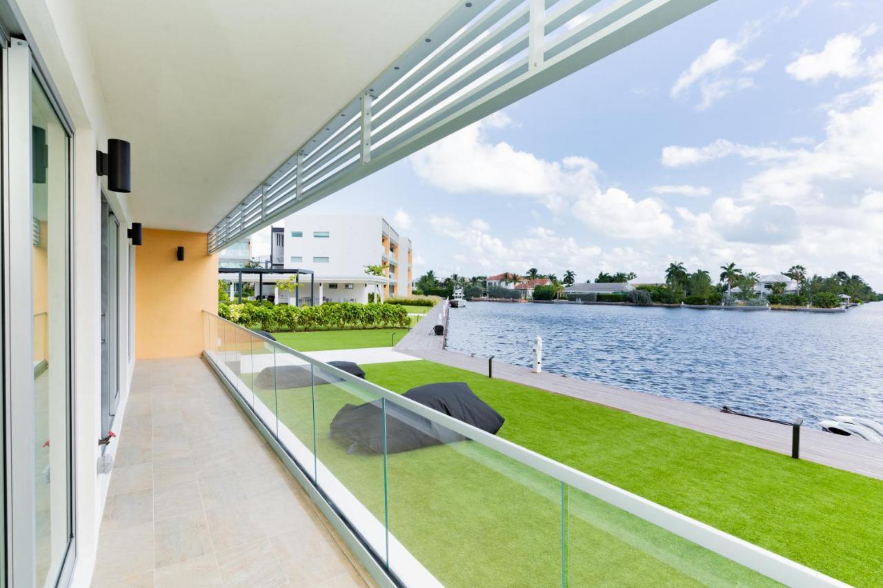 One Canal Point George Town Bagian luar foto
