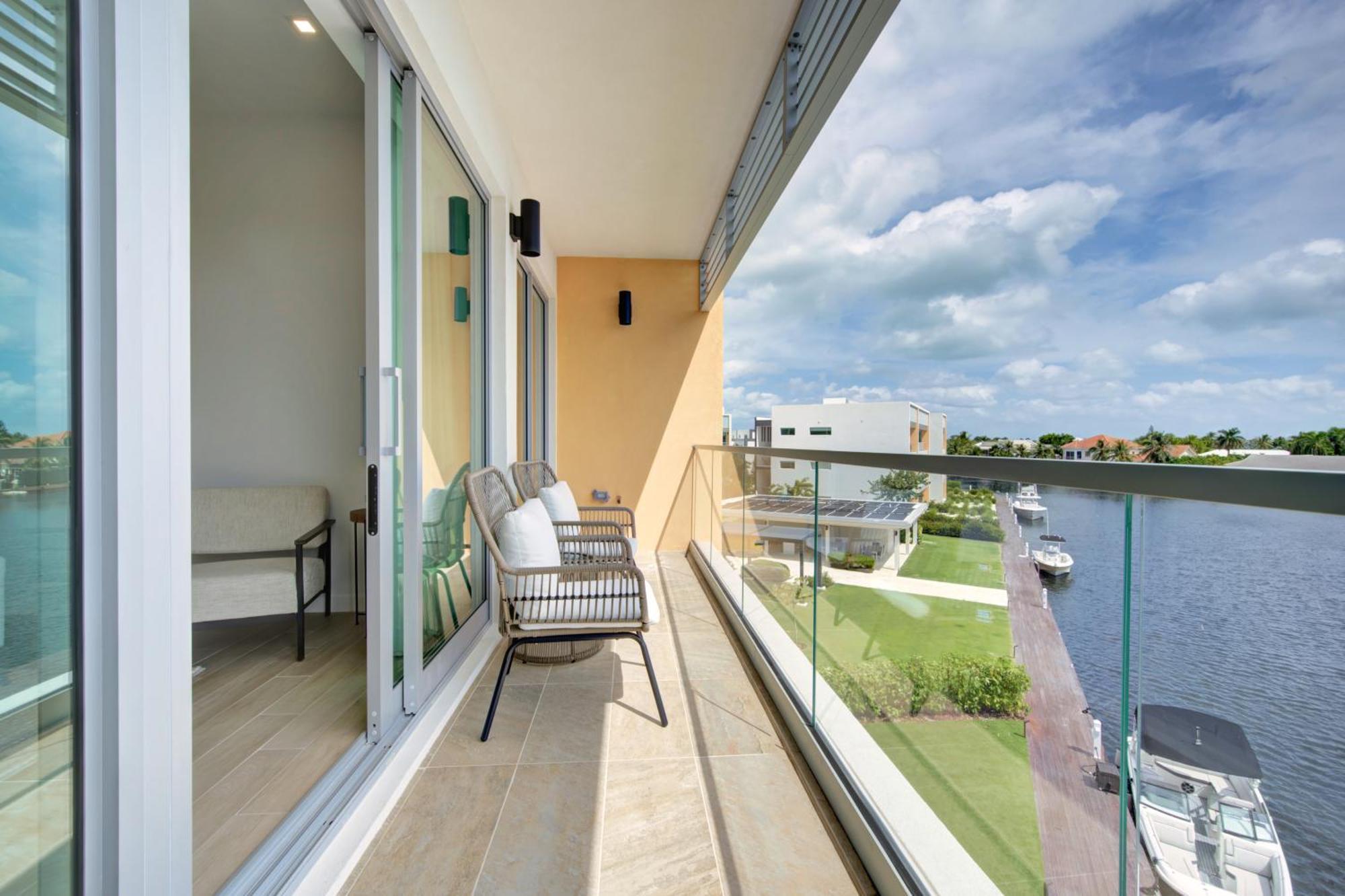 One Canal Point George Town Bagian luar foto